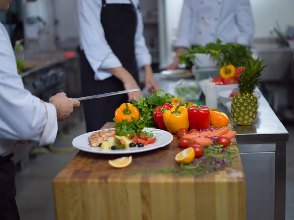 Cocinero Chef Decoración Guarnición Plato Comida Preparada Plato Restaurante Cocina — Foto de Stock