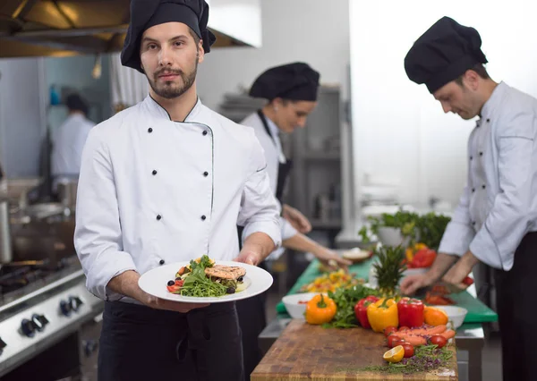 Chef Hält Gebratenes Lachsfilet Mit Gemüse Zum Abendessen Der Restaurantküche — Stockfoto