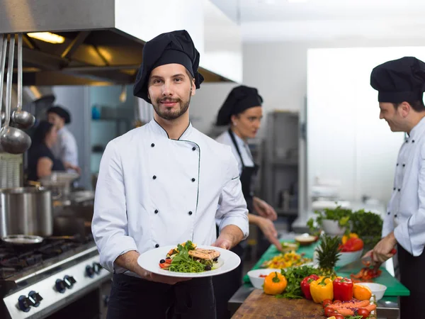 Chef Hält Gebratenes Lachsfilet Mit Gemüse Zum Abendessen Der Restaurantküche — Stockfoto