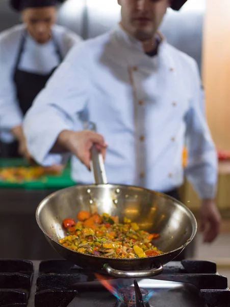 Joven Chef Masculino Volteando Verduras Wok Cocina Comercial — Foto de Stock