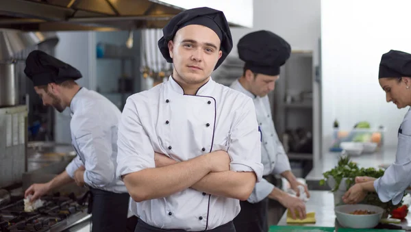 Portret Młodego Kucharza Stojącego Kuchni Handlowej Restauracji — Zdjęcie stockowe