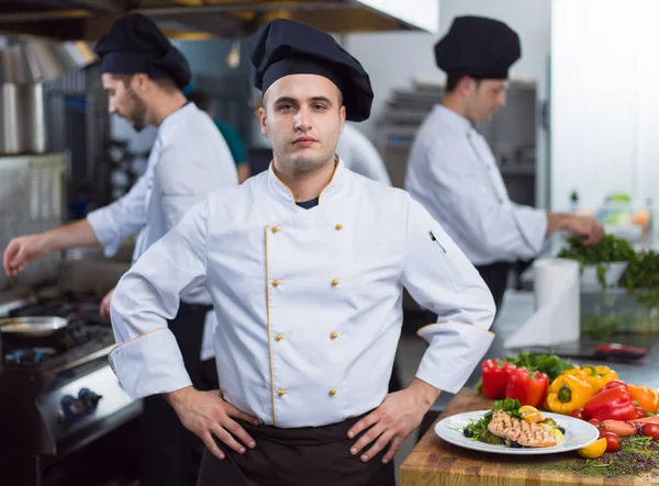 Portret Młodego Kucharza Stojącego Kuchni Handlowej Restauracji — Zdjęcie stockowe