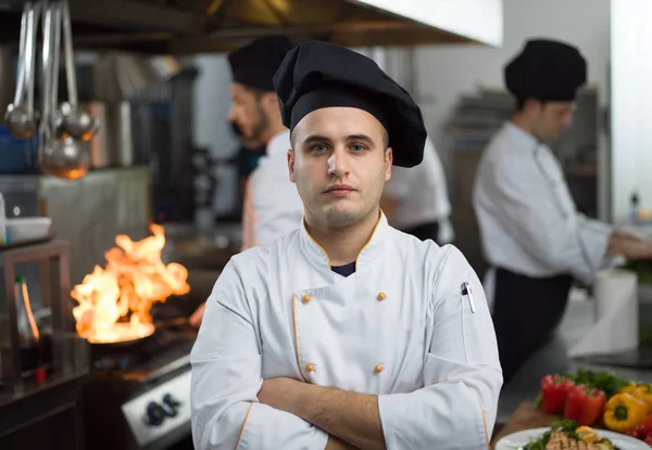 Portrét Mladého Kuchaře Stojící Komerční Kuchyni Restauraci — Stock fotografie