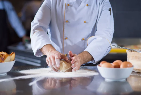 Mani Chef Preparare Pasta Pizza Sul Tavolo Cosparso Farina Primo — Foto Stock