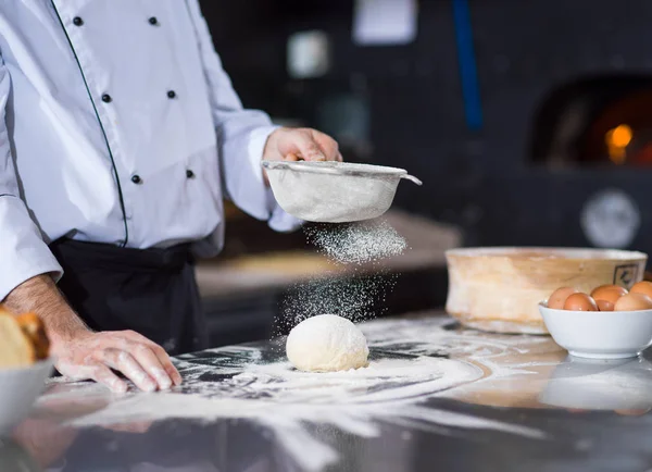 Séf Locsoló Liszt Felett Friss Pizza Tészta Konyhaasztalon — Stock Fotó