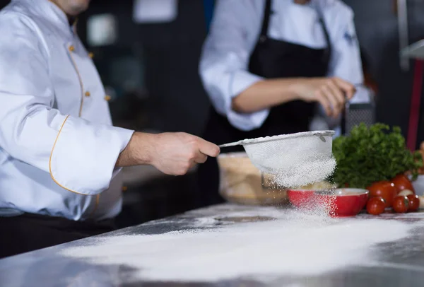 Chef Πασπαλίζοντας Αλεύρι Πάνω Από Φρέσκια Ζύμη Πίτσα Στο Τραπέζι — Φωτογραφία Αρχείου