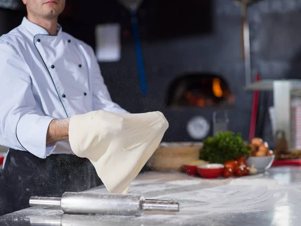 Chef Experiente Preparando Massa Para Pizza Rolando Com Mãos Vomitando — Fotografia de Stock