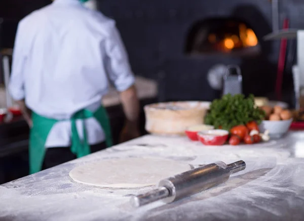 Séf Készítés Tészta Pizza Gördülő Kézzel Megszórt Lisztes Asztal — Stock Fotó