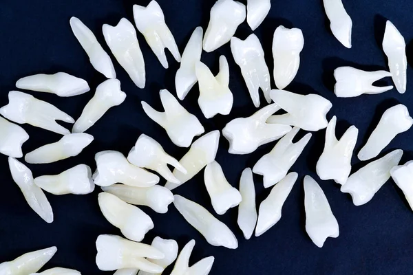 Dientes blancos sobre fondo azul —  Fotos de Stock