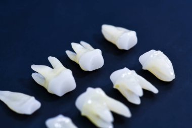 Mavi arka planda beyaz dişler