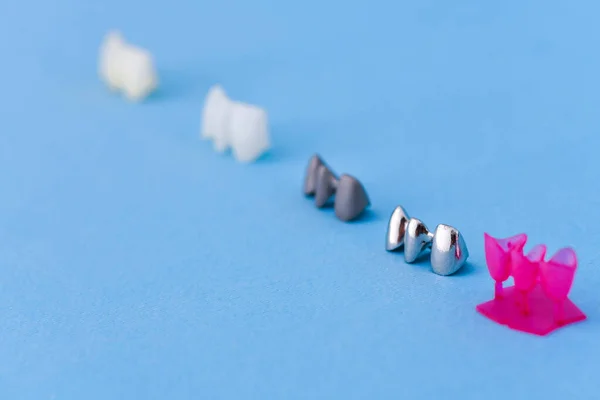 Different types of dental tooth crowns — Stock Photo, Image