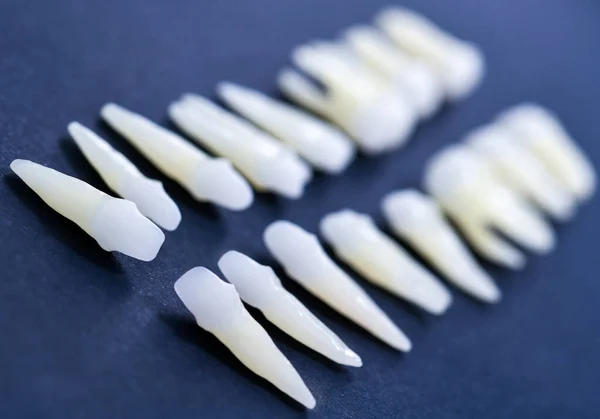 Białe zęby na niebieskim tle — Zdjęcie stockowe