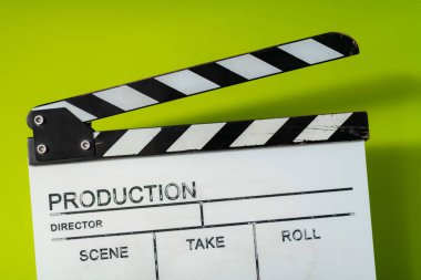 Yeşil arkaplanda film alkışlaması