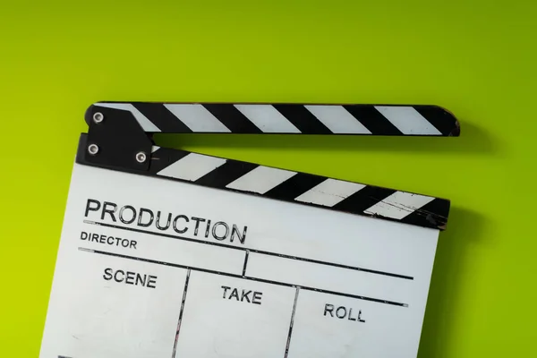 Film clapper op groene achtergrond — Stockfoto