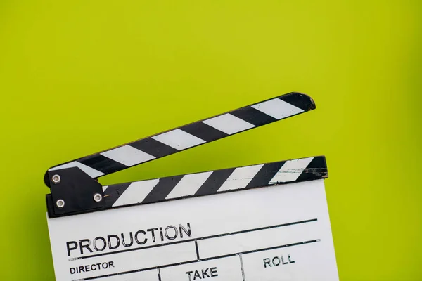 Film clapper op groene achtergrond — Stockfoto