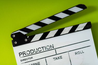 Yeşil arkaplanda film alkışlaması