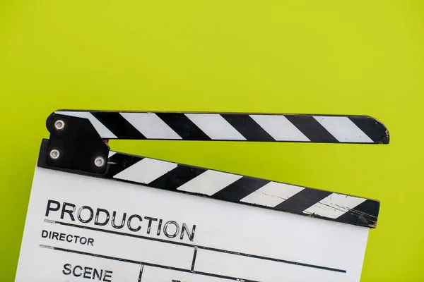 Film clapper op groene achtergrond — Stockfoto