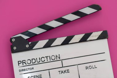 Pembe arka planda film alkışlaması