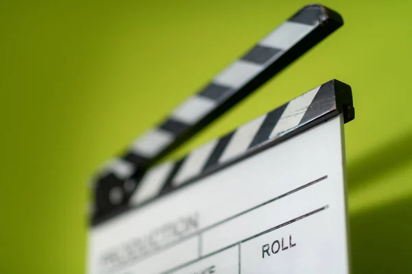 Film clapper op groene achtergrond — Stockfoto