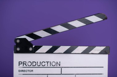 Mor arkaplanda film alkışı