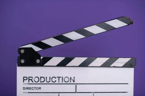 Film clapper op paarse achtergrond — Stockfoto