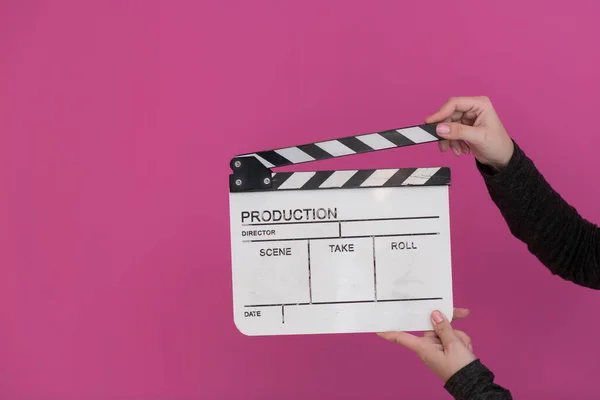 ピンクを背景にした映画のクラッパー — ストック写真