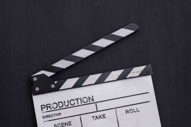 Balck yazı tahtası arka planında film alkışlayıcısı