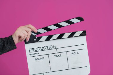 Pembe arka planda film alkışlaması