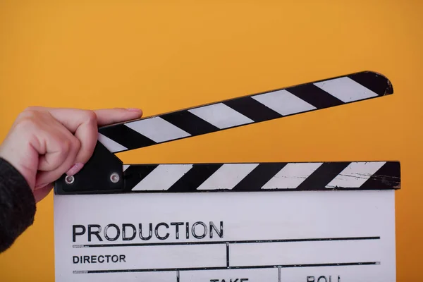 黄色を背景にした映画のクラッパー — ストック写真