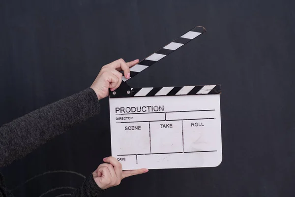 Balck yazı tahtası arka planında film alkışlayıcısı — Stok fotoğraf