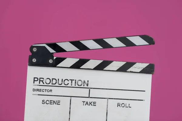Film clapper på rosa bakgrund — Stockfoto
