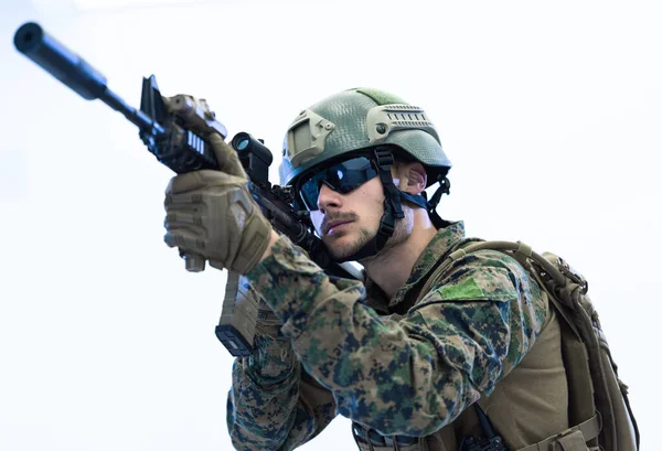 Soldato puntando laser ottiche vista sfondo bianco — Foto Stock