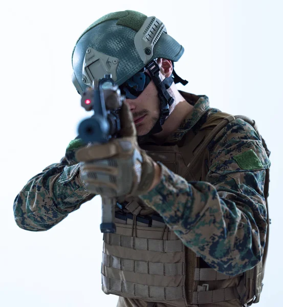 Soldat som siktar laseer optik vit bakgrund — Stockfoto