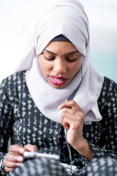 Afrikaanse vrouw met smartphone thuis — Stockfoto