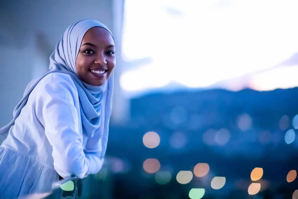 African modern Muslim wanita di malam hari di balkon — Stok Foto