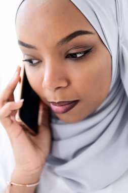 Akıllı telefon kullanan Afrikalı iş kadını