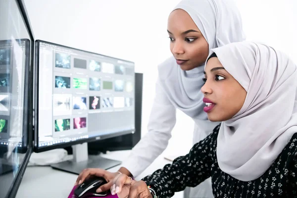 Afro-americanas modernas musulmanas —  Fotos de Stock