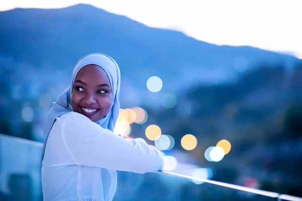 Afrykański nowoczesny muzułmanin kobieta w nocy na balkonie — Zdjęcie stockowe