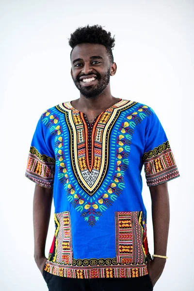 Pohledný africký černoch v tradičním oblečení — Stock fotografie