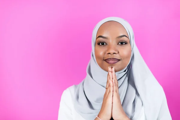 African Muslim woman makes traditional prayer to God — Stock Photo, Image