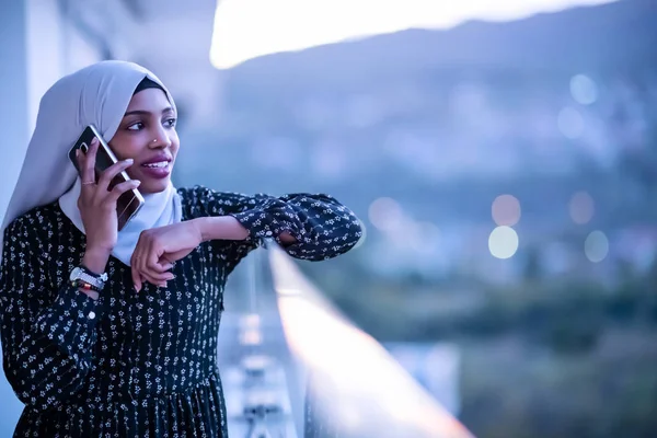 年轻的穆斯林妇女晚上在街上用电话 — 图库照片