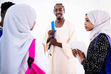 Bir grup mutlu Afrikalı öğrenci