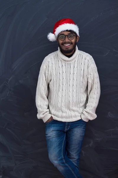 Hombre indio con sombrero de Santa tradicional y suéter blanco — Foto de Stock