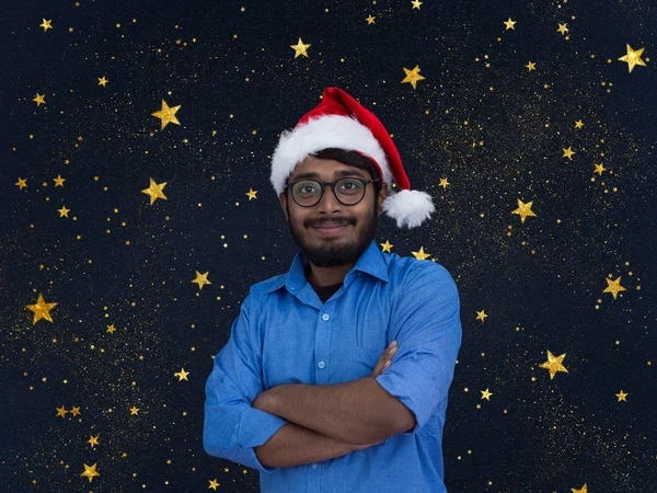 Hombre indio con sombrero de Papá Noel tradicional con estrellas en bac — Foto de Stock