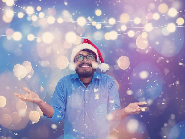 Geleneksel Noel Baba şapkası takan Hintli adam — Stok fotoğraf