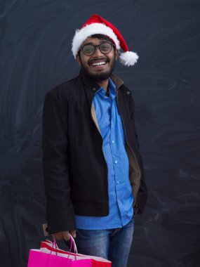 Alışveriş torbalarıyla Hintli Noel Baba