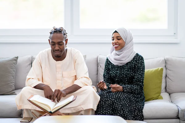 African pasangan di rumah membaca quran — Stok Foto