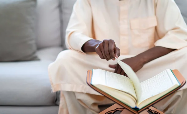 Casal africano em casa leitura Alcorão — Fotografia de Stock