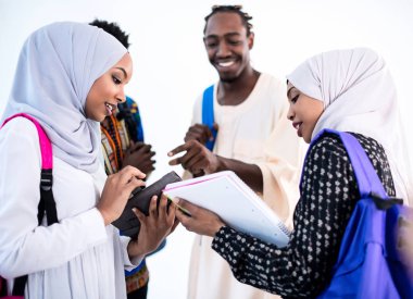 Bir grup mutlu Afrikalı öğrenci