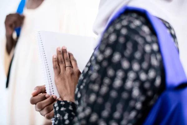 Grupp glada afrikanska studenter — Stockfoto